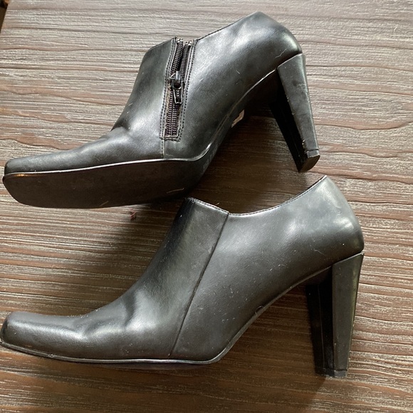 Mootsies Tootsies collection black square toed booties in size 7. - Picture 5 of 9